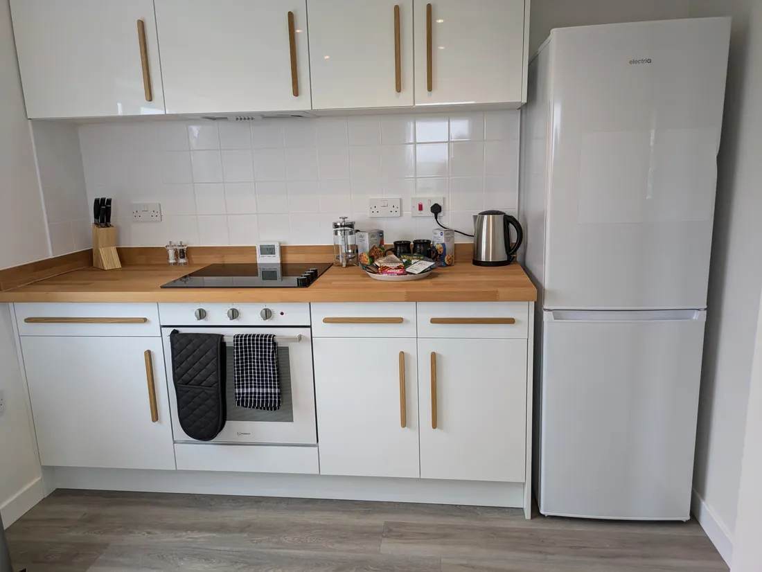 Cottage kitchen with an oven, hob and fridge-freezer